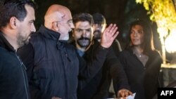 12 Kasım 2019 - Gazeteci ve yazar Ahmet Altan, Kadıköy'de tutuklanmadan hemen önce kızı Senem Altan'a el sallıyor. 